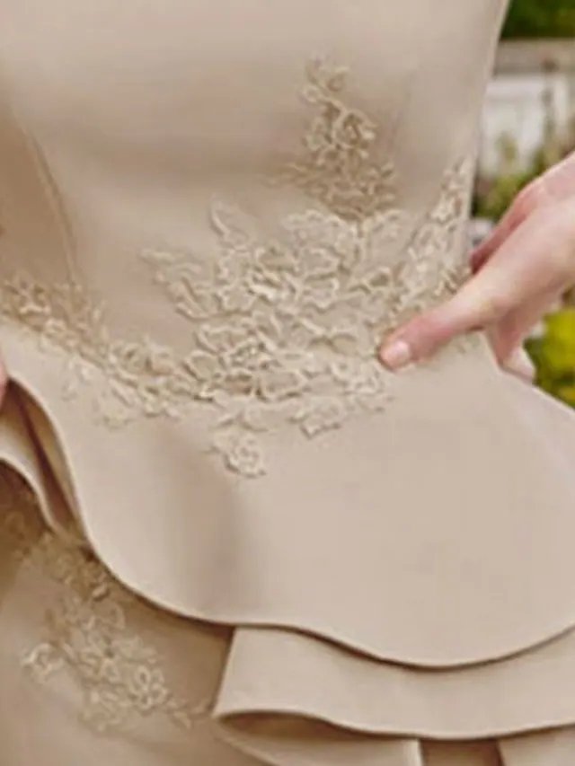 Sheath / Column Mother of the Bride Dress Elegant Jewel Neck Knee Length Satin Half Sleeve with Ruffles Appliques