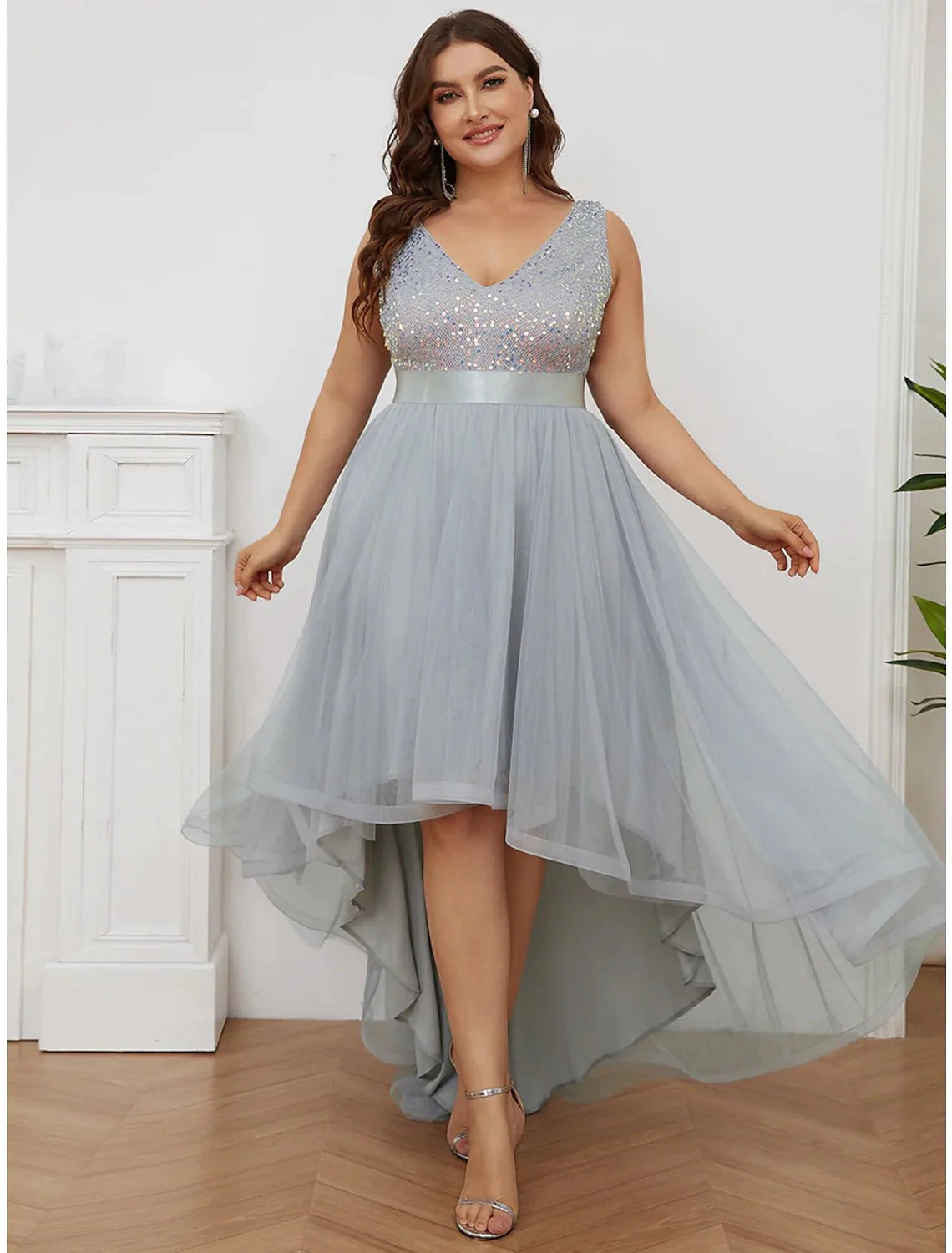 A-Line Bridesmaid Dress V Neck Sleeveless Elegant Asymmetrical Sequined with Sequin / Tier